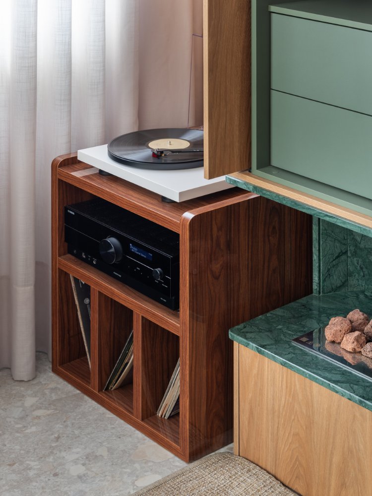 Apartamento-Decorado-De-170M2-5 Zoom em móvel de madeira com tocador de vinil