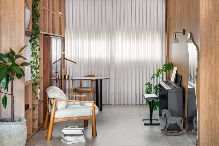 Apartamento-Decorado-De-170M2-6 Home office com móvel solto, mesa, poltrona bege, piano e cortina