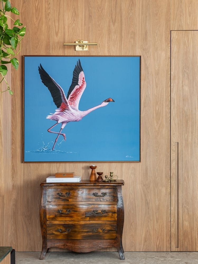 Apartamento-Decorado-De-170M2-8 Zoom em parede de madeira com quadro de ave e cômoda vintage