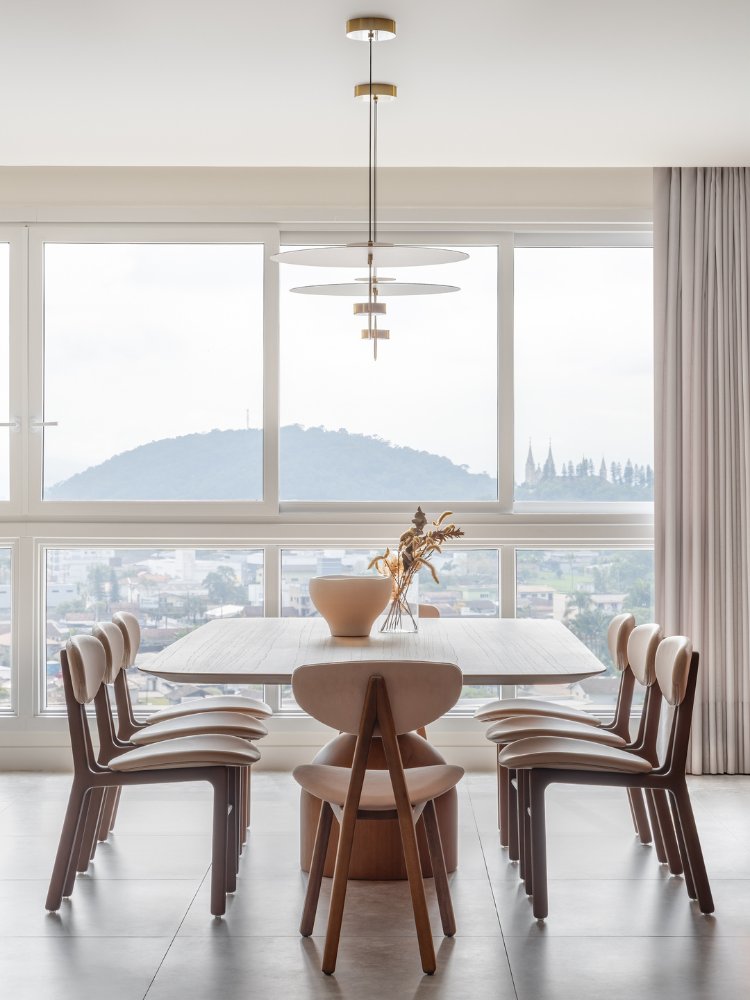Apartamento-Decorado-De-170M2-9 Janelão ao fundo, com mesa ampla em bege com cadeiras