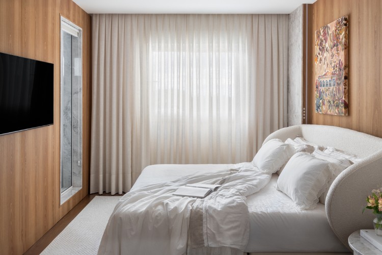 Apartamento-Decorado-De-170M2-13 Quarto com cama de casal, cabeceira estofada, paredes de madeira e cortina
