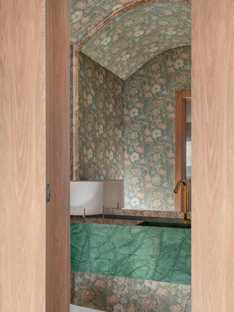 Apartamento-Decorado-De-170M2-14 Lavado com papel de parede imitando caverna