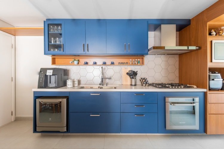 Cozinha-Colorida-1 Cozinha com móveis azul e em madeira, moderna, com azulejos claros hexagonais