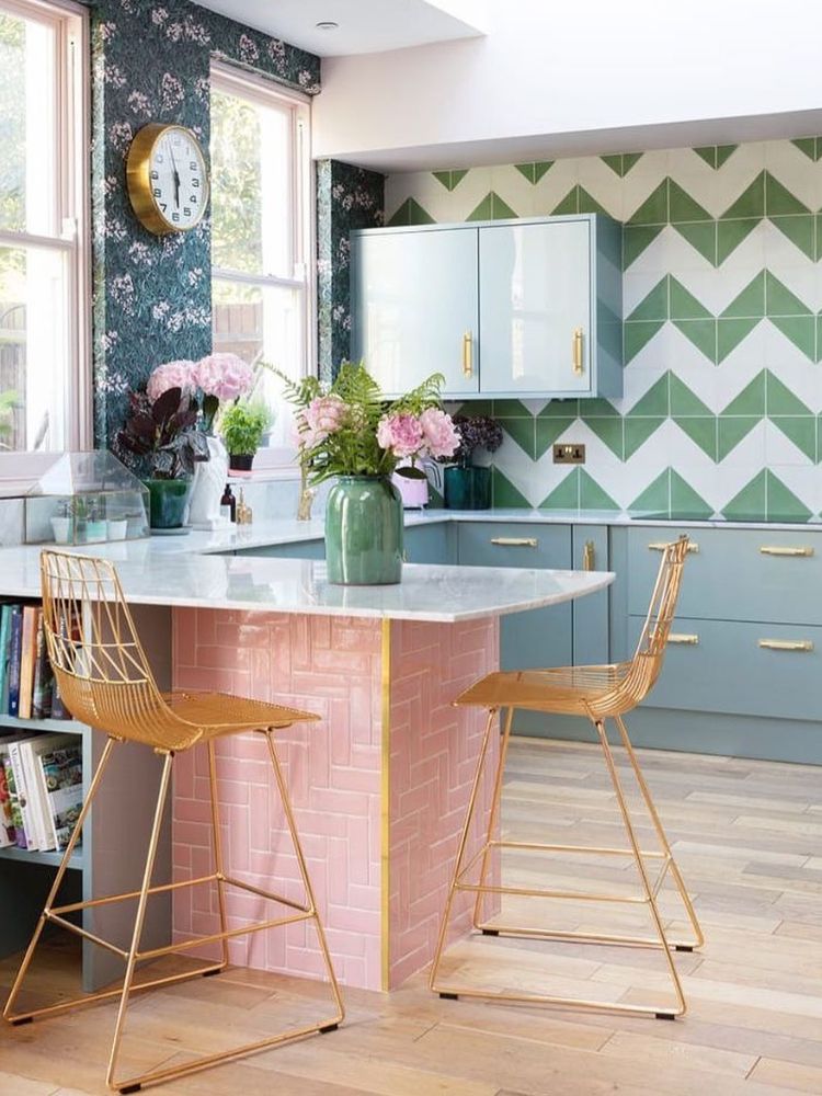 Cozinha-Colorida-4 Cozinha com papel de parede azul floral, azulejo branco e verde pastel, armários azuis claro, mesa rosa bebê