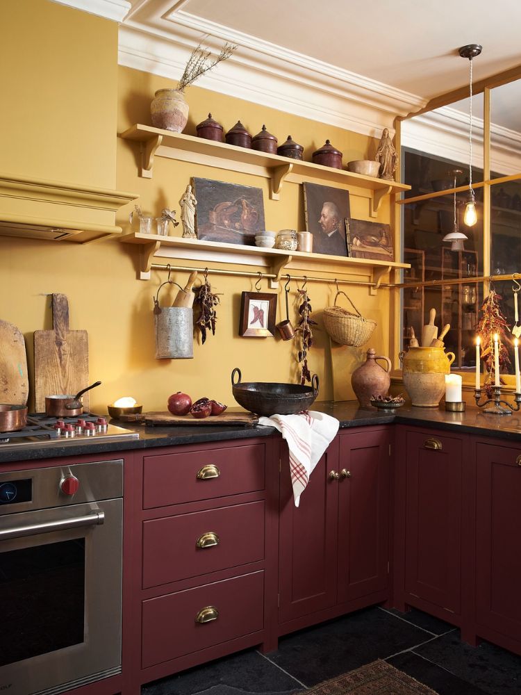 Cozinha-Colorida-5 Cozinha colorida com parede amarela, móveis vinho e decoração rústica com eletrodomésticos modernos