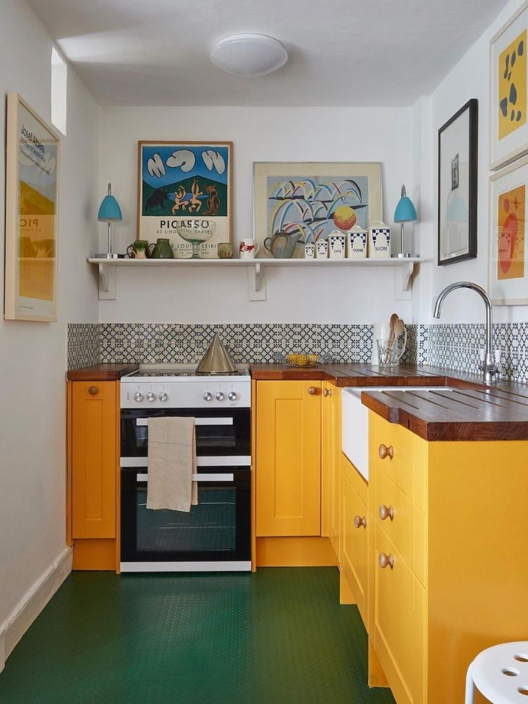 Cozinha-Colorida-6 Cozinha colorida com piso verde, armários amarelos, azulejos e decorações