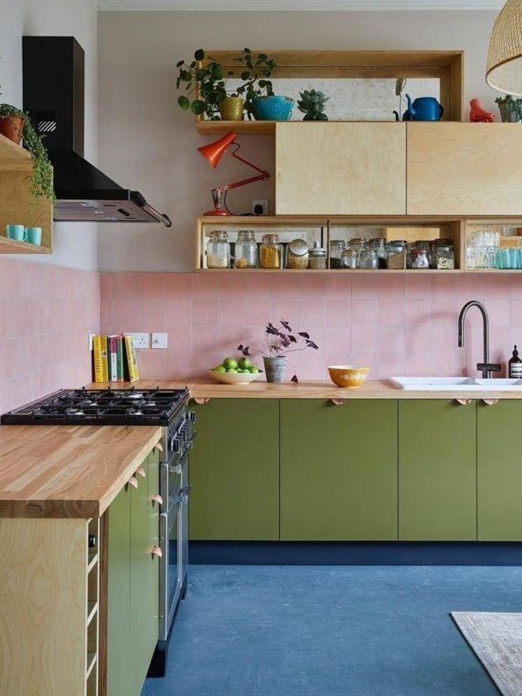Cozinha-Colorida-7 Cozinha colorida com azulejo rosa, armários verdes, piso azul