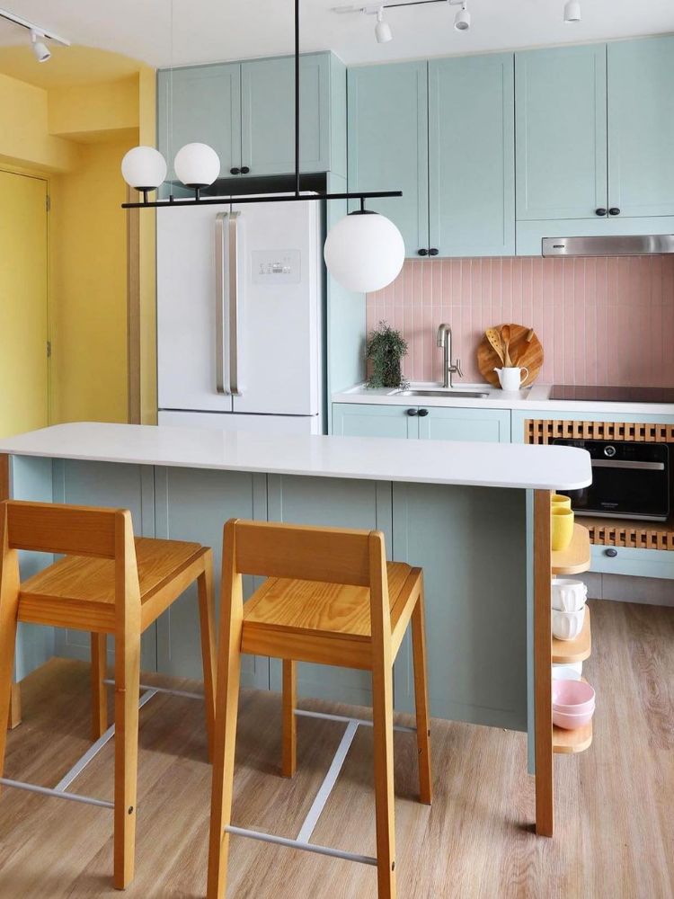 Cozinha-Colorida-9 Cozinha colorida em tons pastéis com azulejo rosa, armários verdes, bancada azul e parede amarela