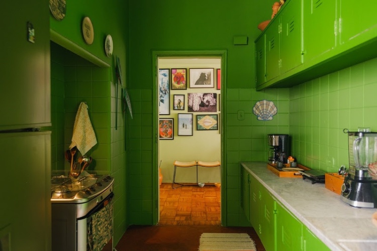 Cozinha-Colorida-14 Cozinha pintada inteira de verde, desde paredes até os móveis