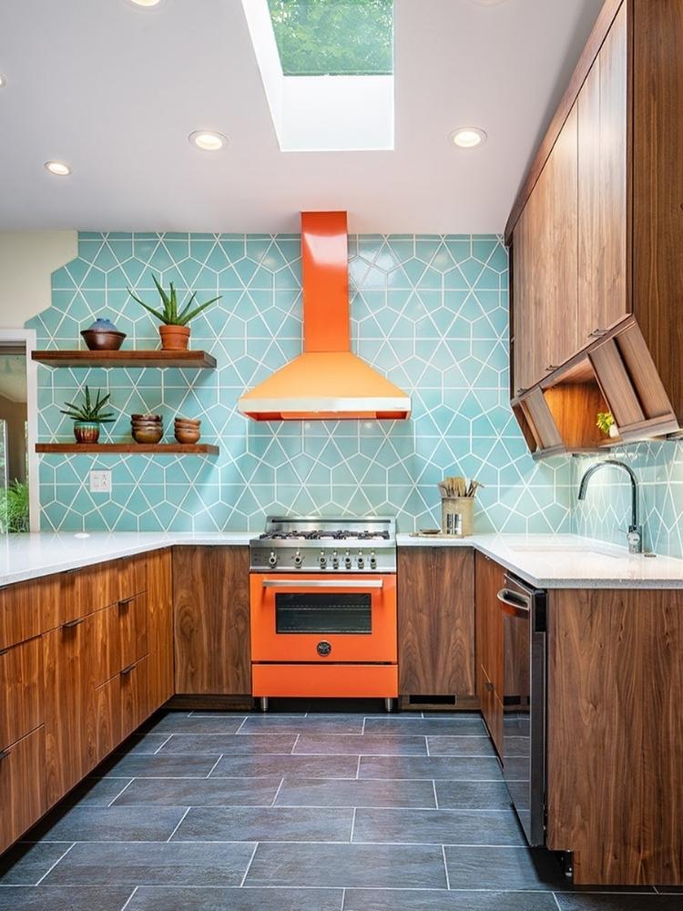 Cozinha-Colorida-16 Cozinha com parede orgânica de azulejos verde-água, chão azul, armários marrons e coifa com fogão laranjas