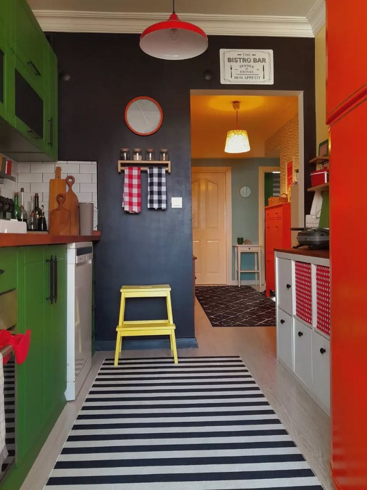 Cozinha-Colorida-10 Cozinha colorida com parede azul escura, móveis laranjas e verdes
