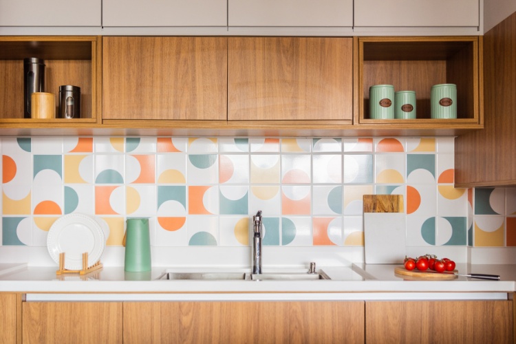 Cozinha-Colorida-15 Cozinha com móveis em madeira e azulejos geométricos coloridos