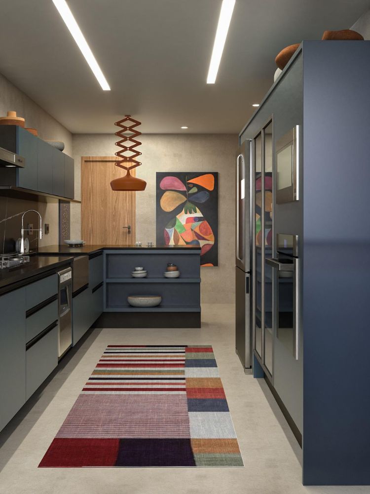 Cozinha-Colorida-11 Cozinha com móveis azuis, luminária de teto laranja, tapete e quadros coloridos