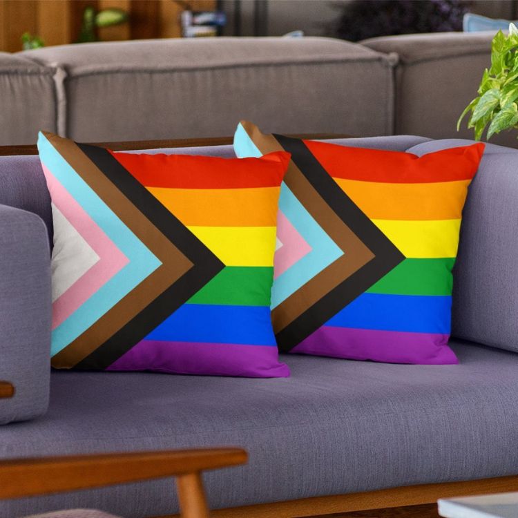 Decoracao-Lgbt-Almofada-1 Sofá cinza com duas almofadas com estampa da bandeira LGBTQIAPN+