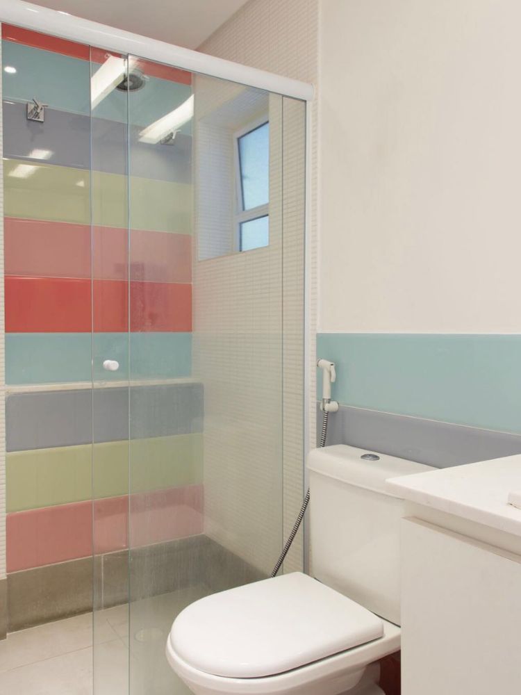 Decoracao-Lgbt-Banheiro-3 Banheiro branco com azulejo nas cores do arco-íris claras no box