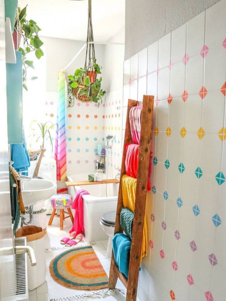 Decoracao-Lgbt-Banheiro-1 Banheiro de azulejos brancos com detalhes coloridos, varal com tolhas coloridas, plantas, tapete de arco-íris e mais!