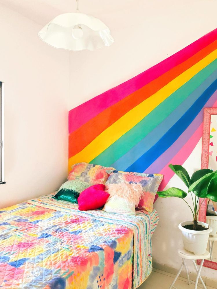 Decoracao-Lgbt-Quarto-2 Quarto de parede majoritariamente branca, com pintura de cores do arco-íris e cama com lençol colorido