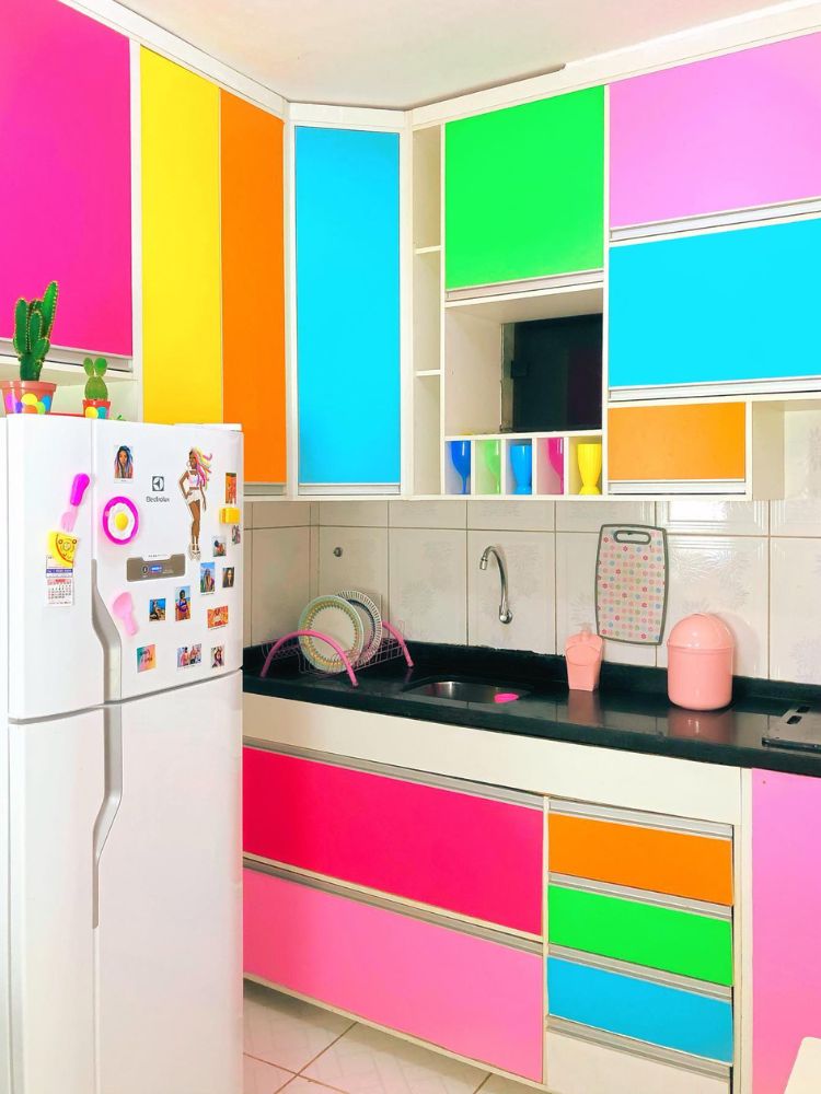 Decoracao-Lgbt-Cozinha Cozinha com geladeira branca cheia de ímãs e armários envelopados com cores vibrantes