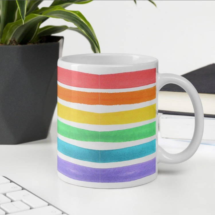 Caneca Bandeira Lgbtqia+. Caneca de fundo branco com as cores da bandeira LGBTQIA+.