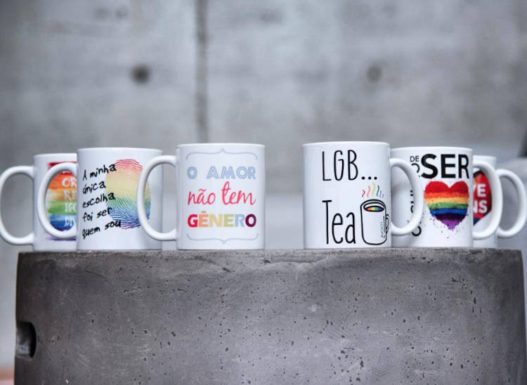 Canecas De Louça Lgbtqia+. Coleção de canecas com temática LGBT, incluindo as cores da bandeira, frases como "o amor não tem gênero" e "LGB Tea".