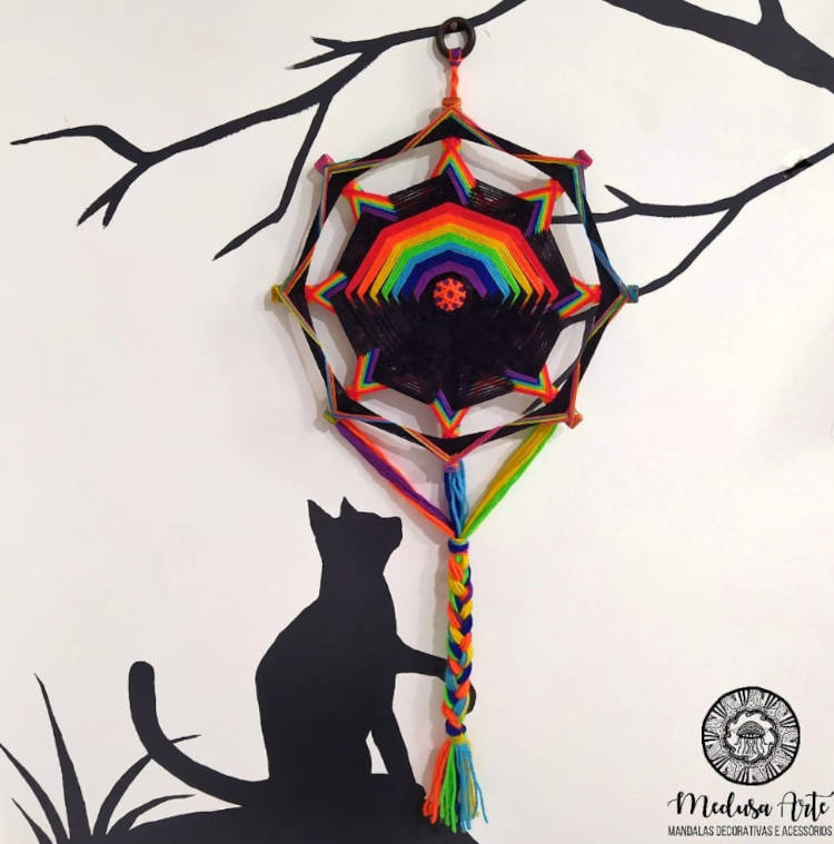 Mandala Da Bandeira Lgbtqia+. Adesivo de gato e árvore pretos com mandala nas cores da bandeira LGBTQIA+ pendurada