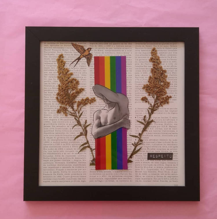 Quadro De Respeito. Quadro de moldura preta com texto atrás, detalhes nas cores da bandeira LGBT, flores e estátua, pregado em parede rosa
