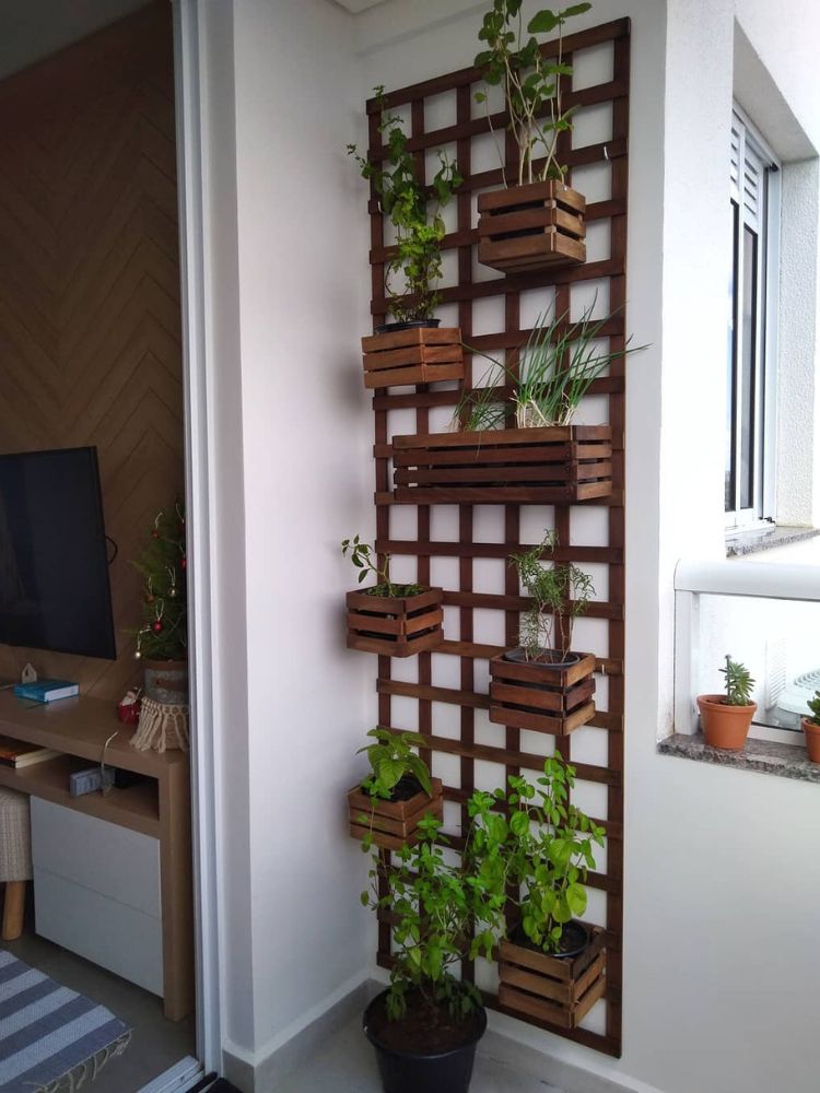 Horta-Em-Apartamento-2 Parede na varanda com horta vertical em painel quadriculado