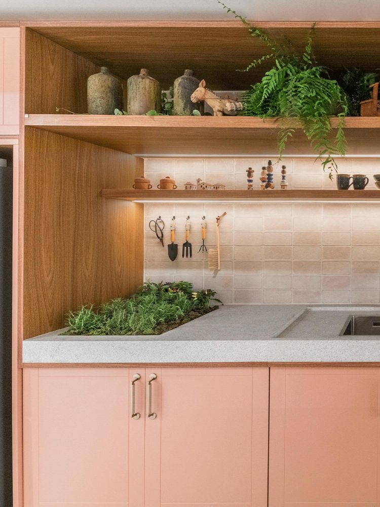 Horta-Em-Apartamento-4 Cozinha com horta embutida na bancada da pia com armários rosados
