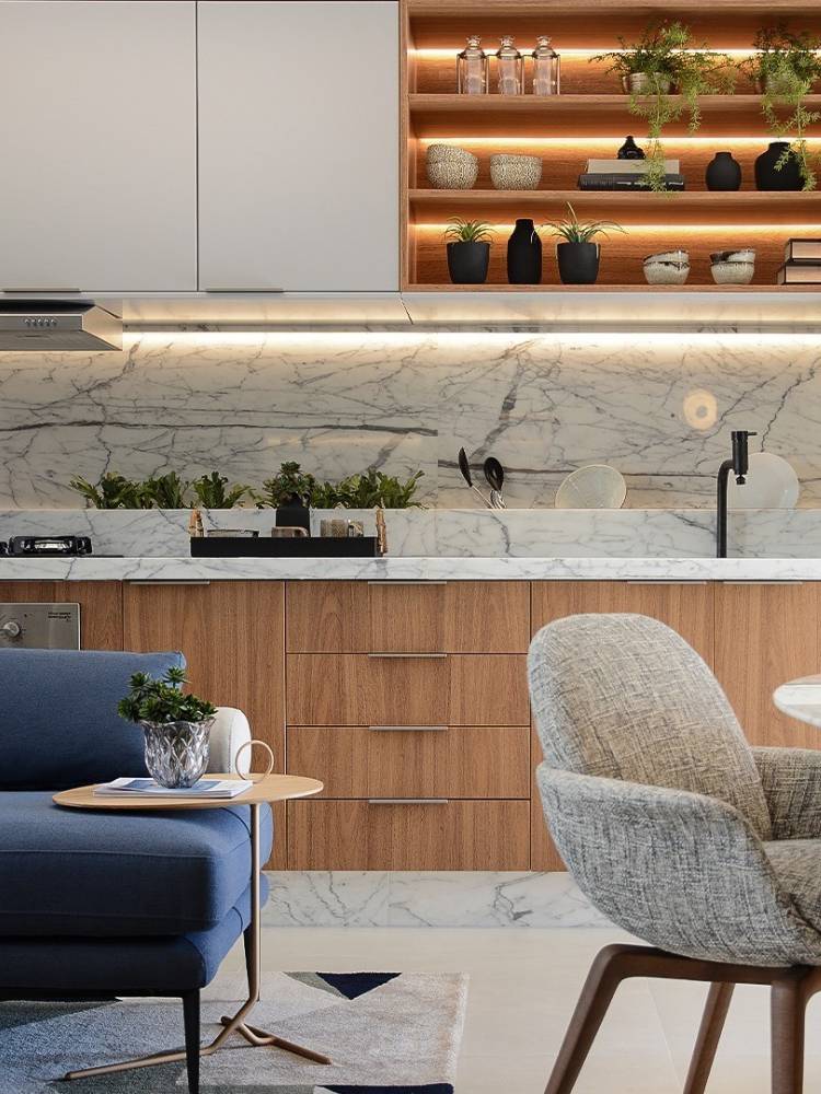 Horta-Em-Apartamento-8 Cozinha em madeira com mini-horta atrás da pia