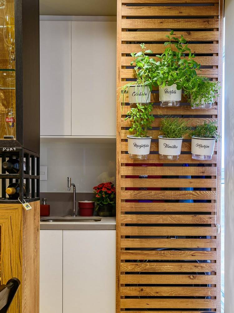 Horta-Em-Apartamento-11 Lavanderia com painel ripado e vasos com horta