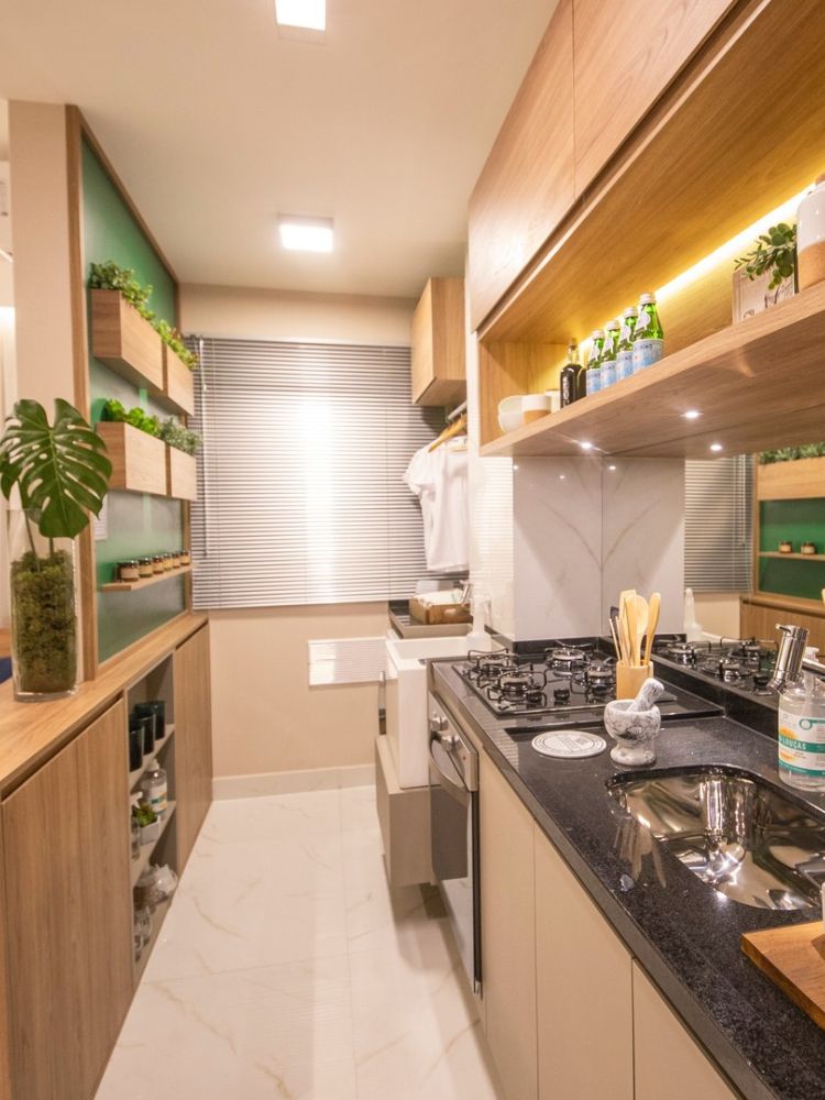 Horta-Em-Apartamento-16 Cozinha em madeira e verde com parede com prateleiras com horta