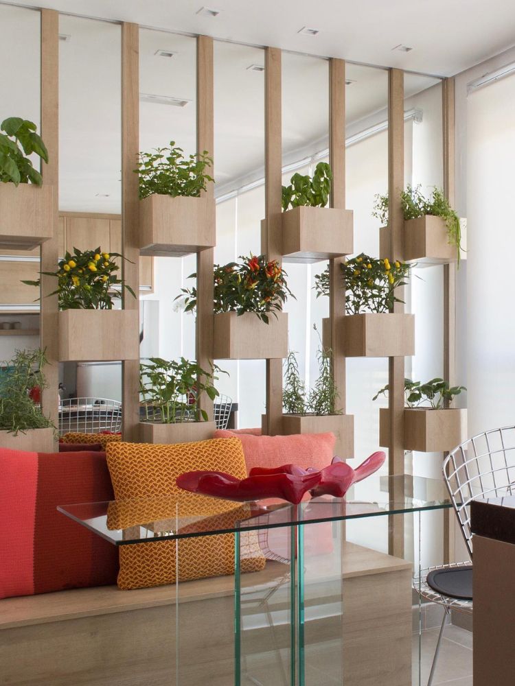 Horta-Em-Apartamento-12 Estrutura de madeira vazada com vasos de temperos e sofá com almofadas coloridas