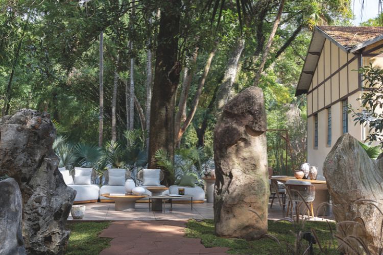 Casacor-Sao-Paulo-2025-1 Jardim com estofado claro e círculo de pedras