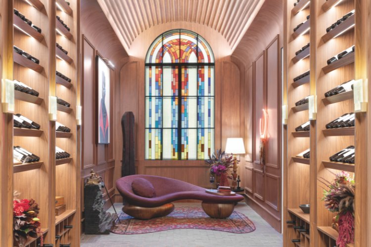 Casacor-Sao-Paulo-2025-4 Adega de madeira com divã roxo e vitral colorido