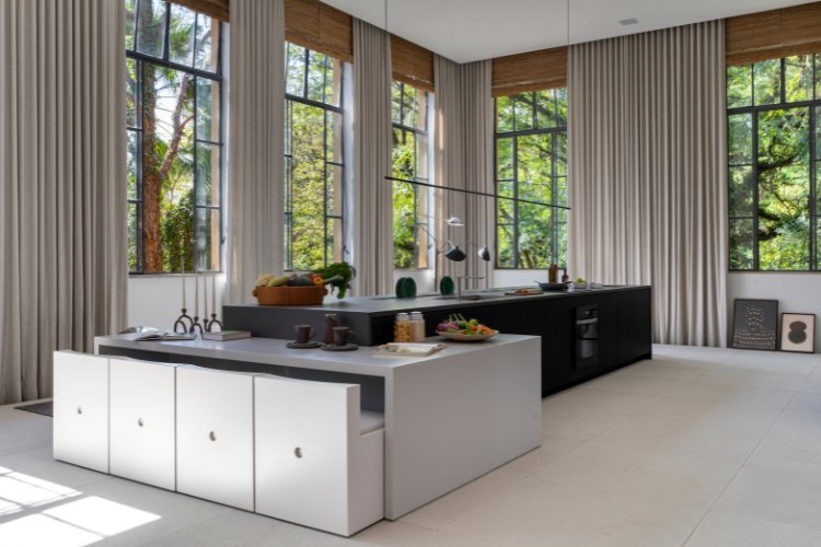 Casacor-Sao-Paulo-2025-6 Cozinha com janelas grandes, ilha branca e azul