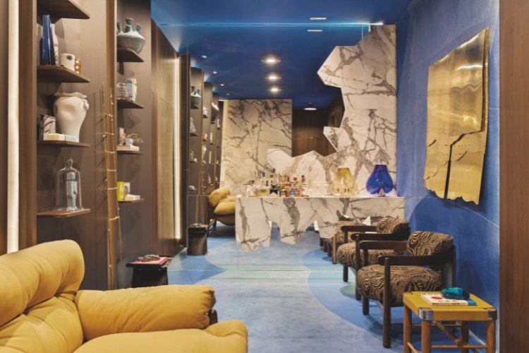 Casacor-Sao-Paulo-2025-7 Hall azul com paredes de mármore, espelho grande, cores caramelo e mais