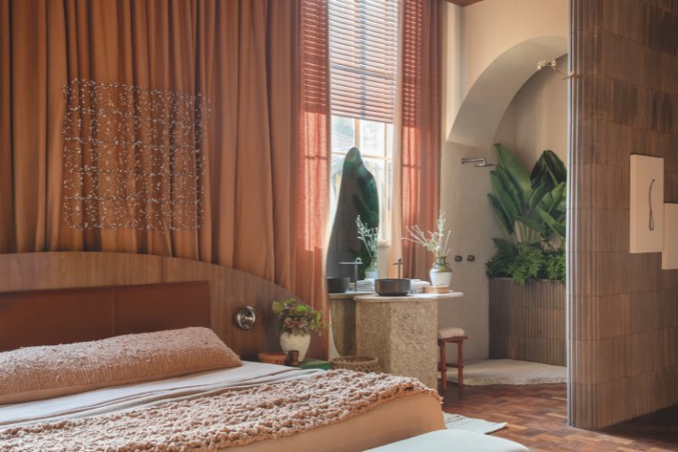 Casacor-Sao-Paulo-2025-8 Quarto em tons terrosos com plantas e espelho orgânico
