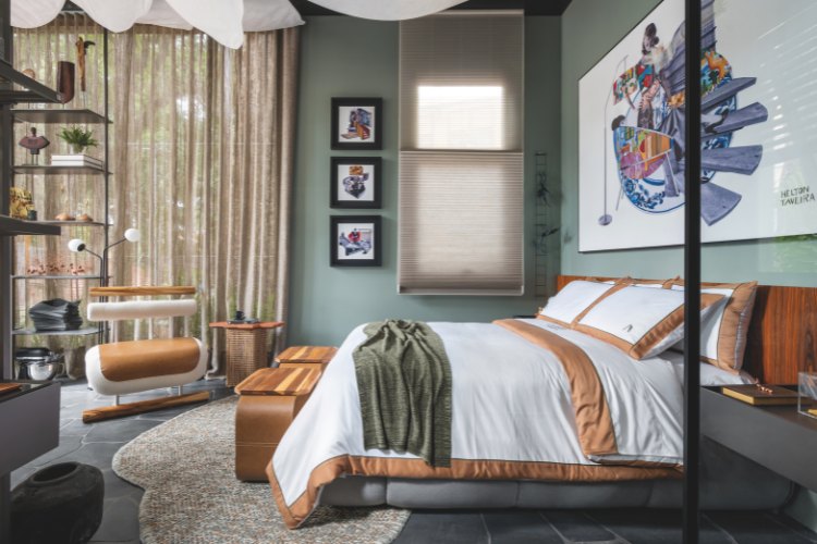 Casacor-Sao-Paulo-2025-15 Tiny house com quarto com cama de casal, quadros, poltrona e janela