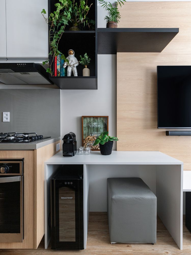 Estudio-De-29-M2-2 Cantinho do café com MDF branco, prateleiras pretas e painel carvalho