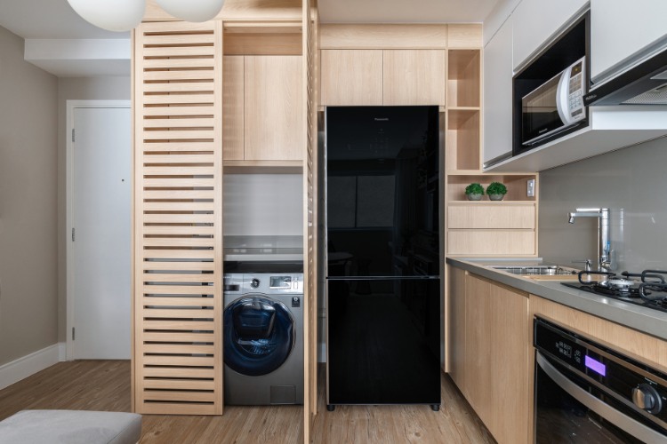 Estudio-De-29-M2-3 Armário ripado escondendo máquina de lavar