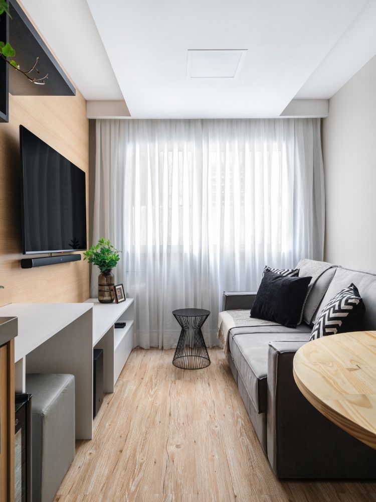 Estudio-De-29-M2-4 Sala de estar em madeira carvalho, com sofá cinza