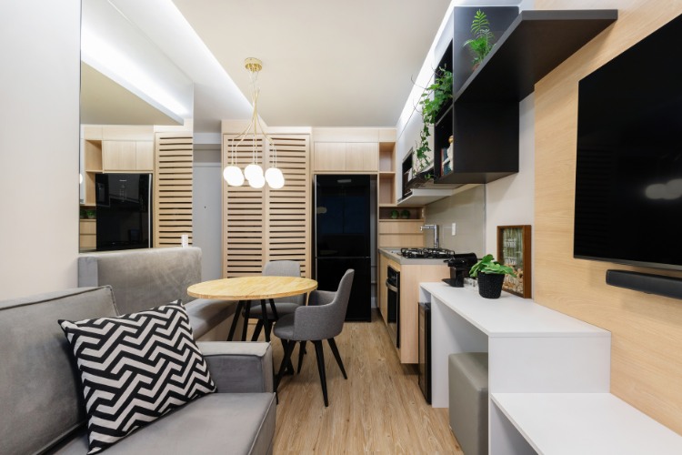 Estudio-De-29-M2-5 Foto do estúdio com espelho atrás da sala e pendente aceso