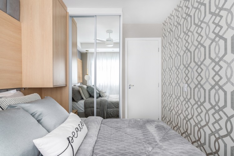 Estudio-De-29-M2-6 Quarto com papel de parede, cama de casal, armário carvalho e armário com espelho