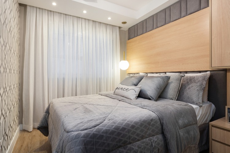 Estudio-De-29-M2-7 Outro ângulo do quarto, com luminária pendente e cortina