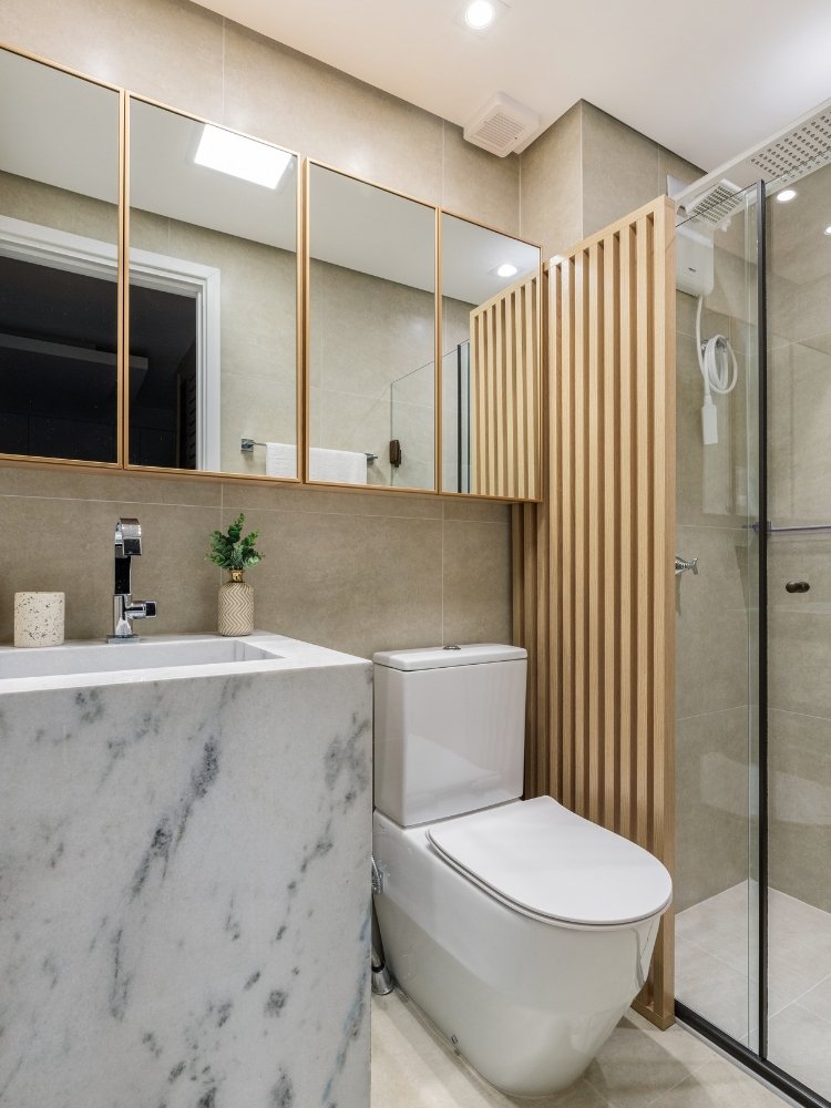 Estudio-De-29-M2-10 Banheiro com espelho, mármore, painel ripado