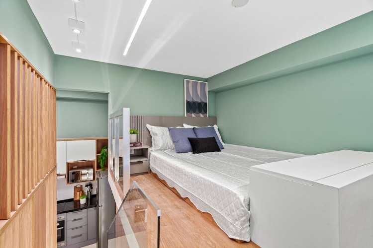 Apartamento-De-37-M2-6 Dormitório com parede verde, cama de casal, teto branco, piso de madeira