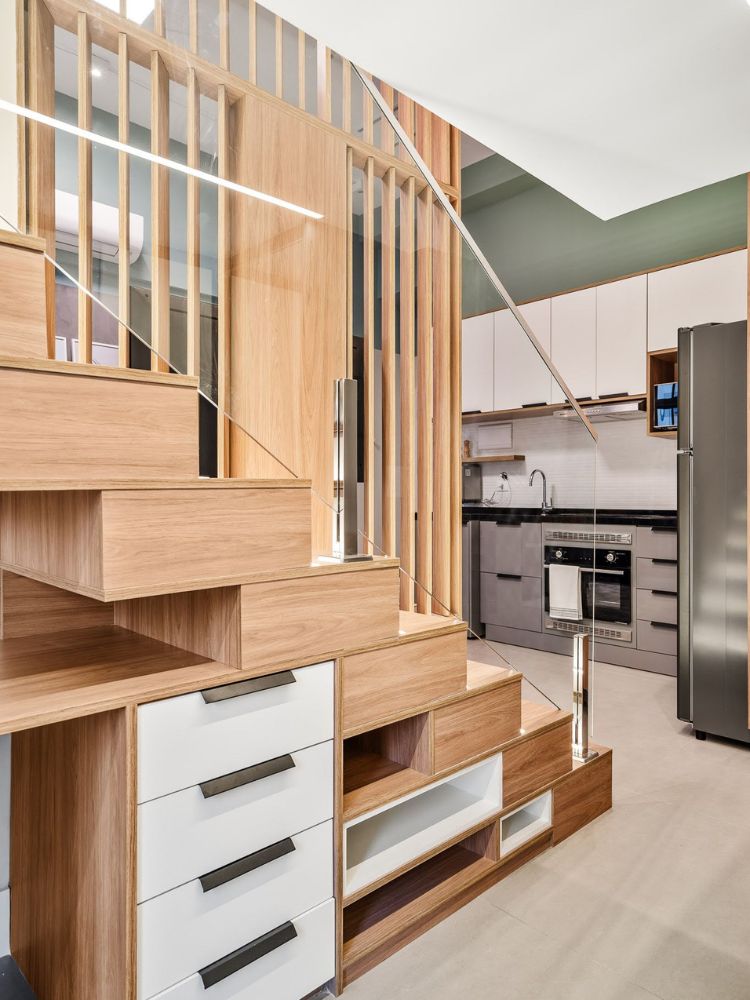 Apartamento-De-37-M2-1 Escada de madeira com nichos e gavetas