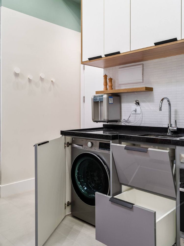 Apartamento-De-37-M2-3 Cozinha com armários brancos e cinzas embutindo máquina de levar
