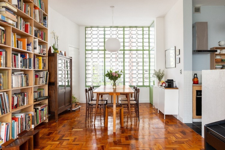 Reforma-Apartamento-100-M2-1 Sala ampla integrada de apartamento com paredes brancas e piso de madeira