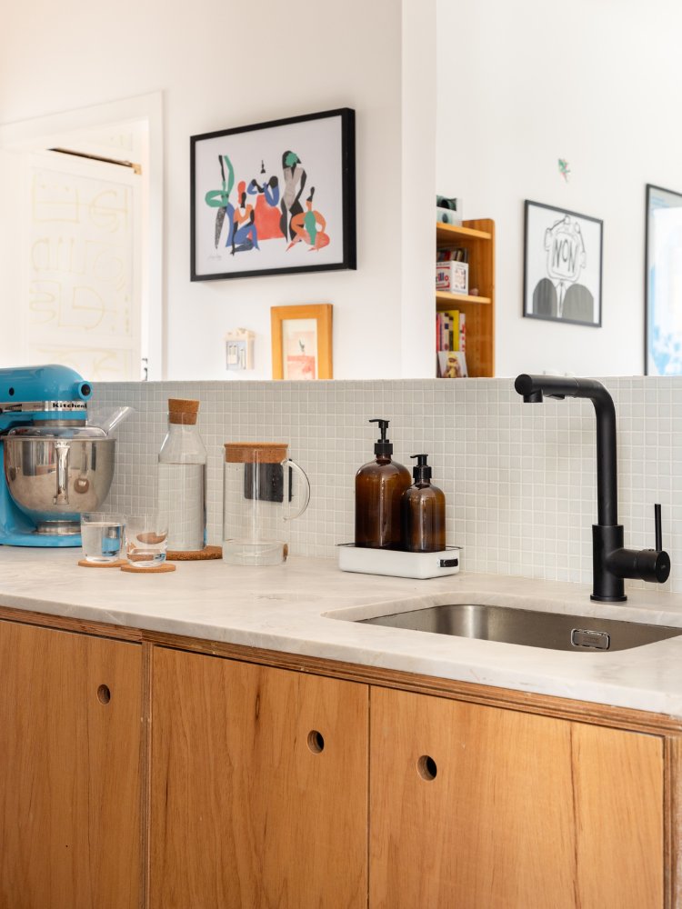Reforma-Apartamento-100-M2-2 Bancada da cozinha com torneira preta, armário de madeira e utensílios